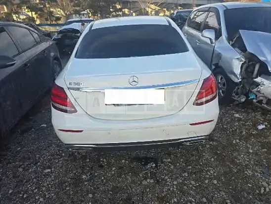 Photo 2 of 13: 2019 Mercedes-Benz E 300 — Korean insurance auction