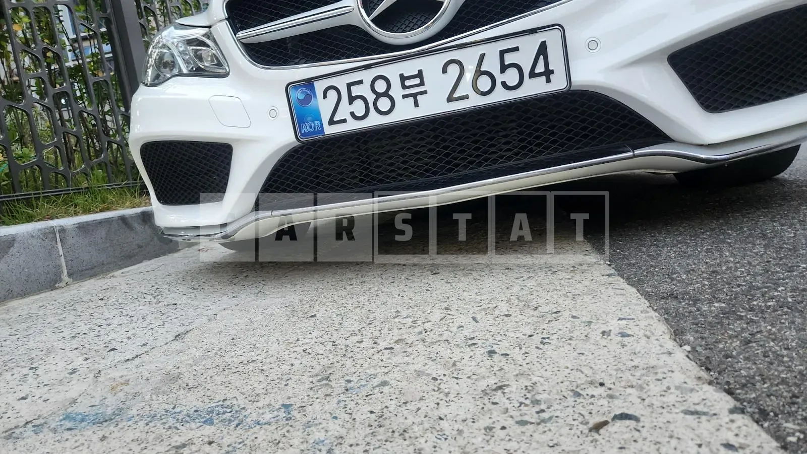 Photo 2 of 7: 2015 Mercedes-Benz E Class (4th Generation) Cabriolet E200, VIN WDDKK3EF7GF330703 — Korean insurance auction