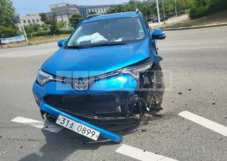 Photo 2 of 6: 2016 Toyota RAV4 Hybrid, VIN JTMDJREVXGD016197 — Korean insurance auction