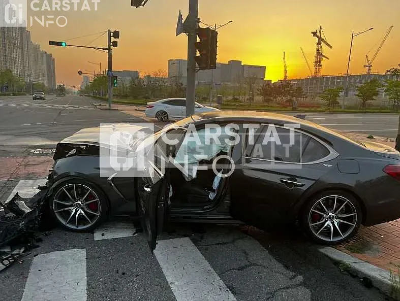 Photo 2 of 6: 2018 Genesis G70 2.0T, VIN KMTG341ABJU026096 — Korean insurance auction