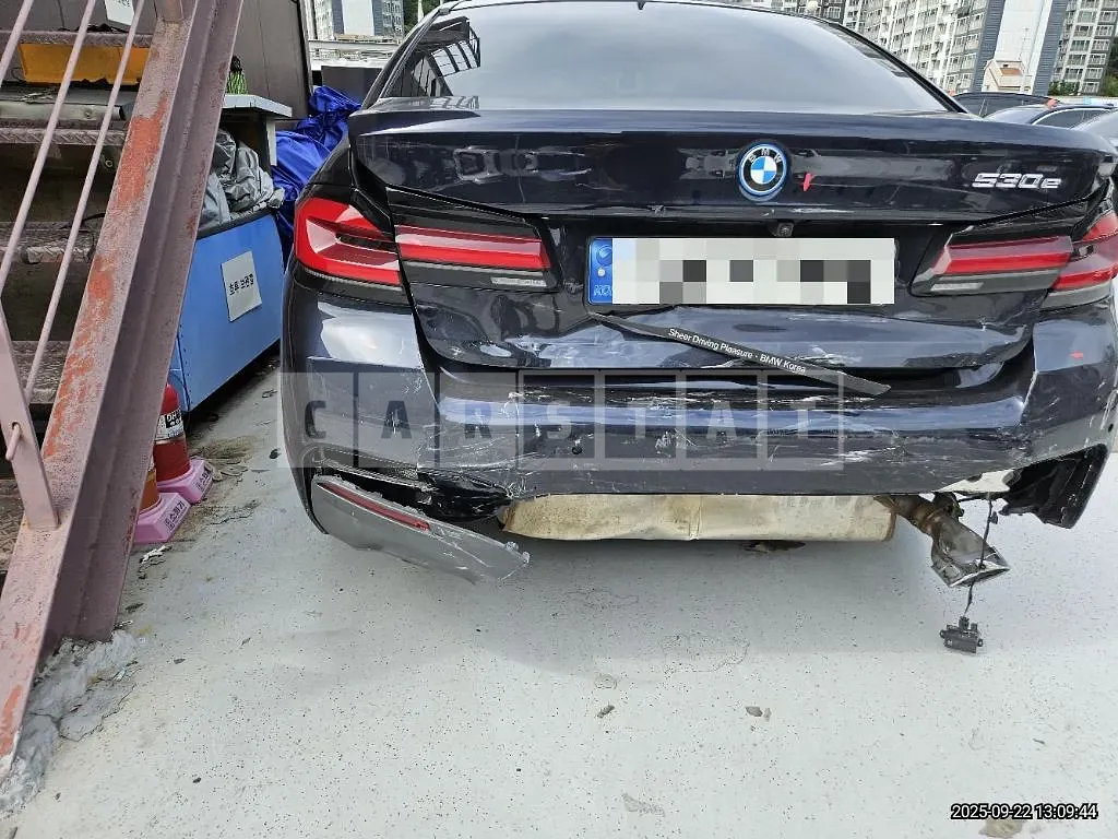 Photo 2 of 38: 2022 BMW 530e — Korean insurance auction