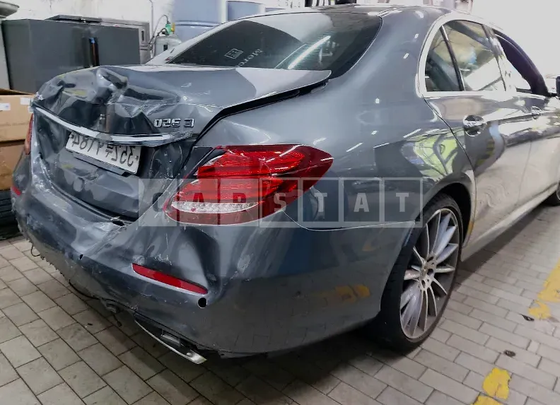 Photo 2 of 9: 2019 Mercedes-Benz E350 4Matic, VIN WDDZF8GB8KA588177 — Korean insurance auction
