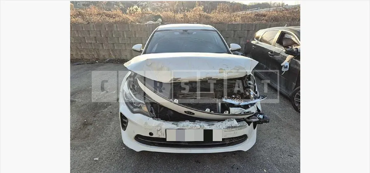 Photo 2 of 10: 2017 Kia K5 — Korean insurance auction