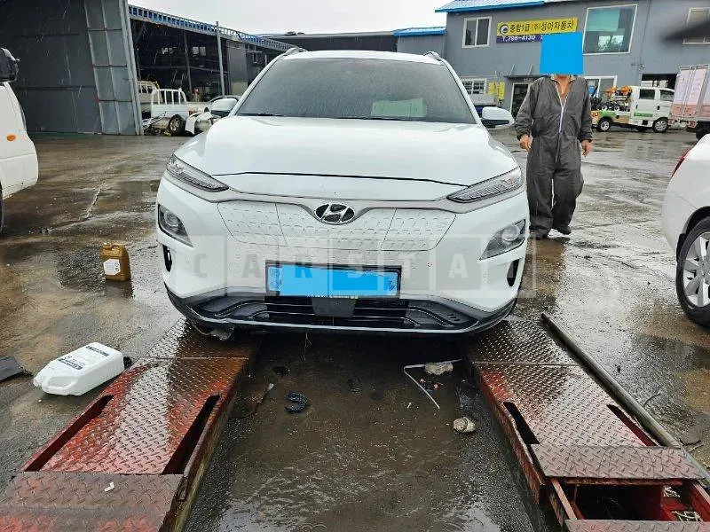Photo 2 of 39: 2020 Hyundai Kona Electric, VIN KMHK381GFLU110785 — Korean insurance auction