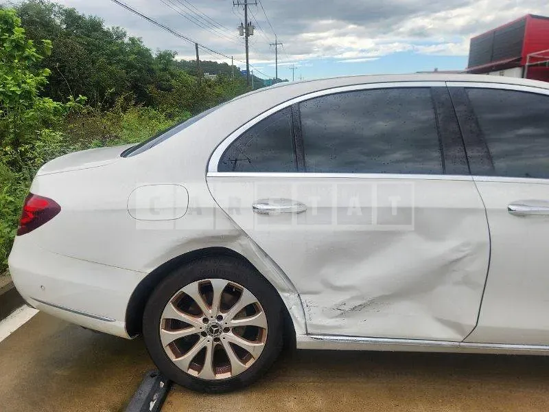 Photo 2 of 4: 2020 Mercedes-Benz E 300 4Matic — Korean insurance auction