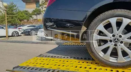 Photo 2 of 9: 2019 Mercedes-Benz E 300 4Matic, VIN WDDZF4KB7KA513017 — Korean insurance auction