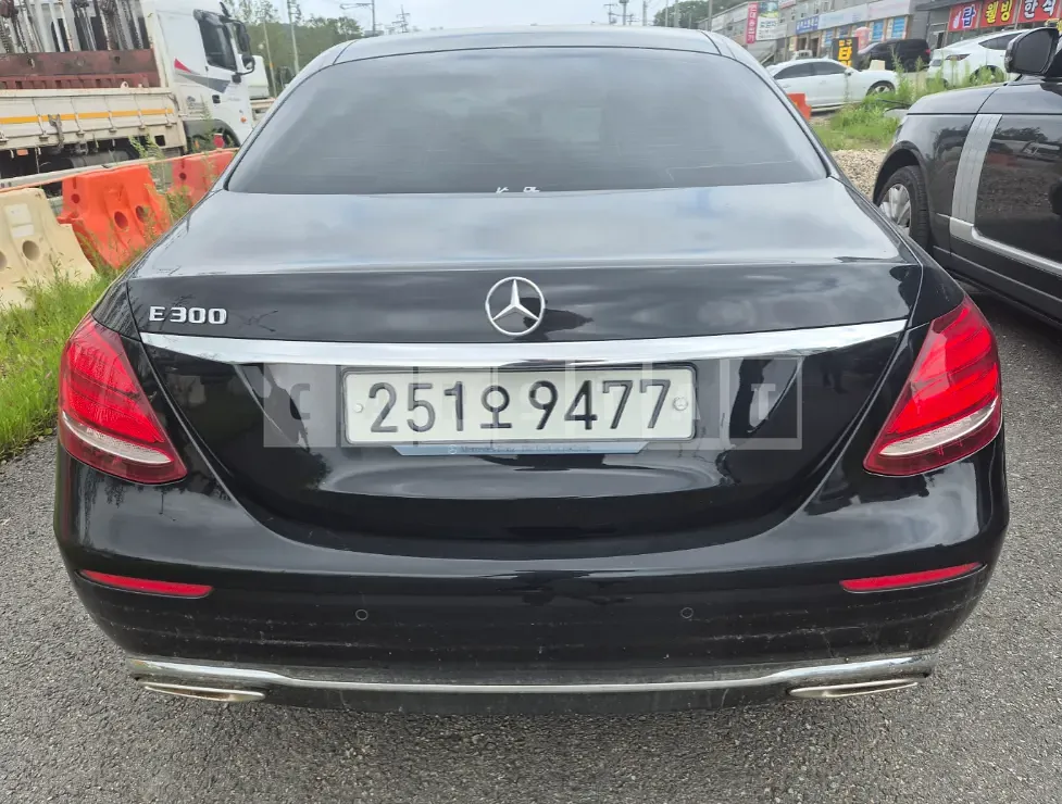 Photo 2 of 29: 2020 Mercedes-Benz E 300 — Korean insurance auction