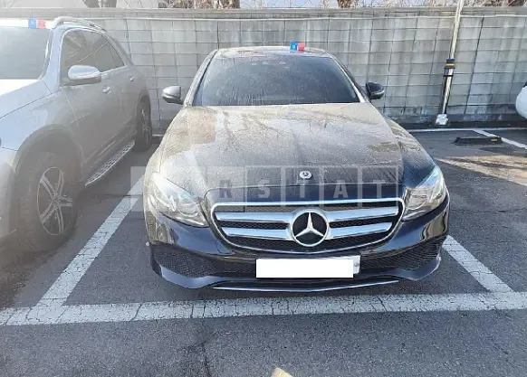 Photo 2 of 31: 2018 Mercedes-Benz E 300 4Matic, VIN WDDZF4KB8JA376734 — Korean insurance auction