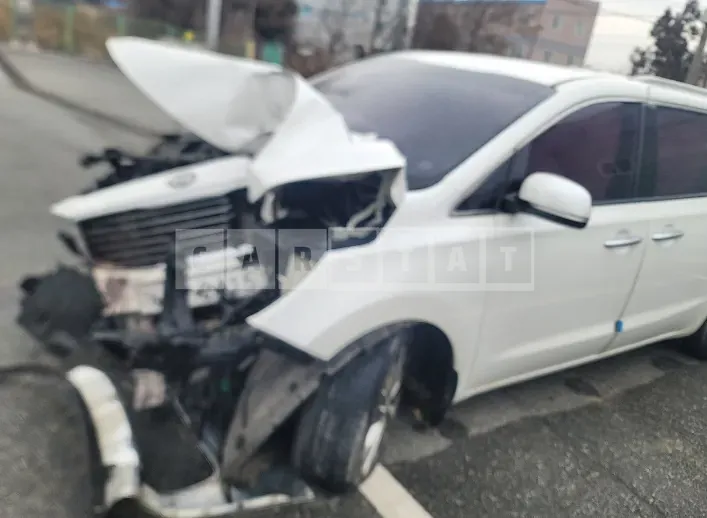 Photo 2 of 16: 2017 Kia Carnival, VIN KNAMC81ABHS314705 — Korean insurance auction