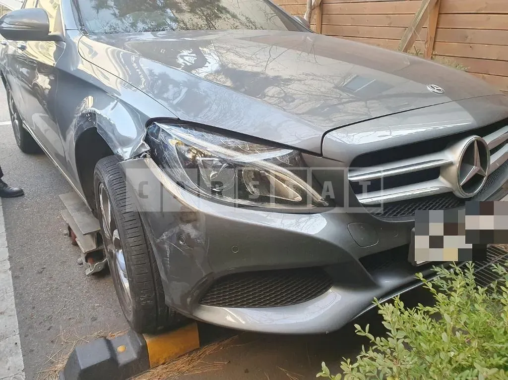 Photo 2 of 12: 2017 Mercedes-Benz C200, VIN WDDWF4CB6JF630929 — Korean insurance auction