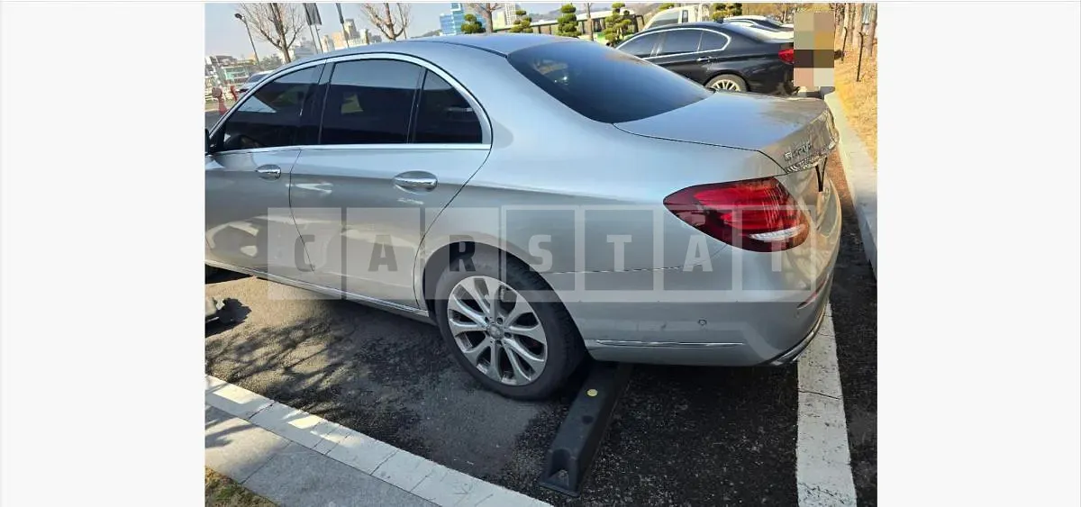 Photo 2 of 33: 2016 Mercedes-Benz E220 d — Korean insurance auction