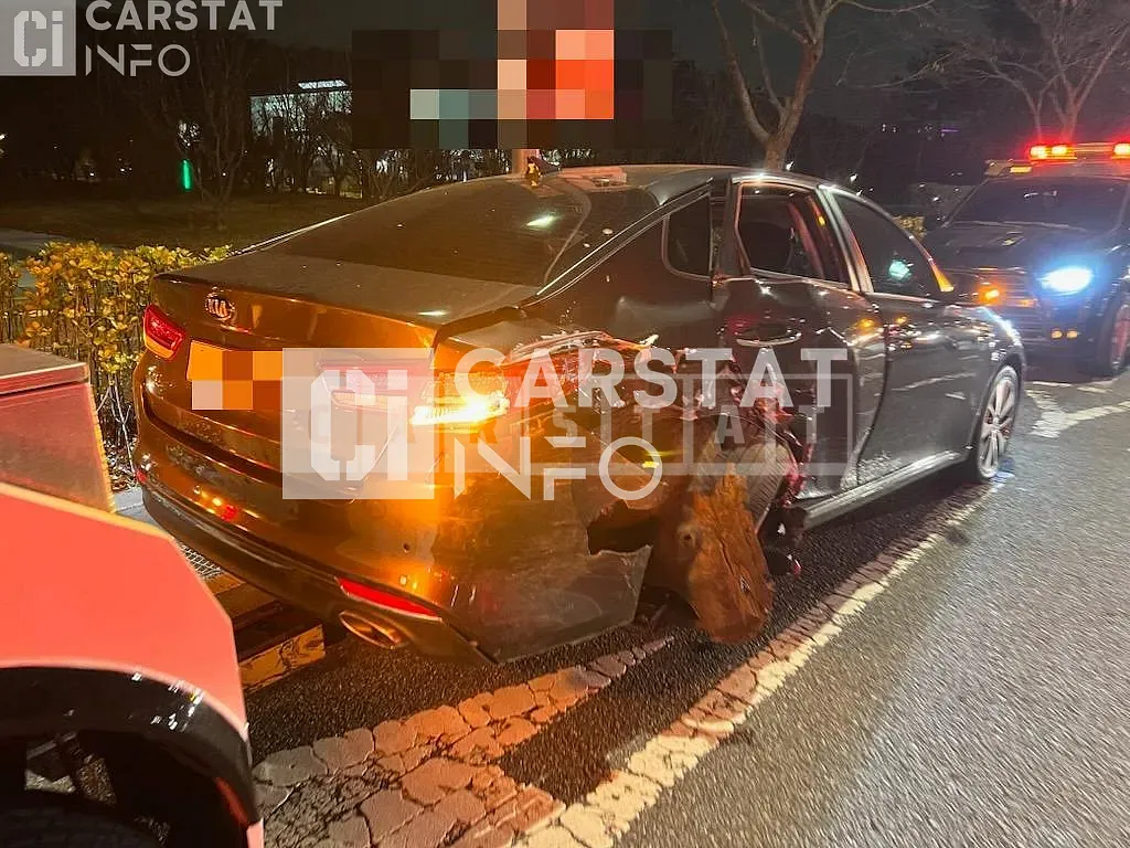 Photo 2 of 2: 2017 Kia K5 2.0 — Korean insurance auction