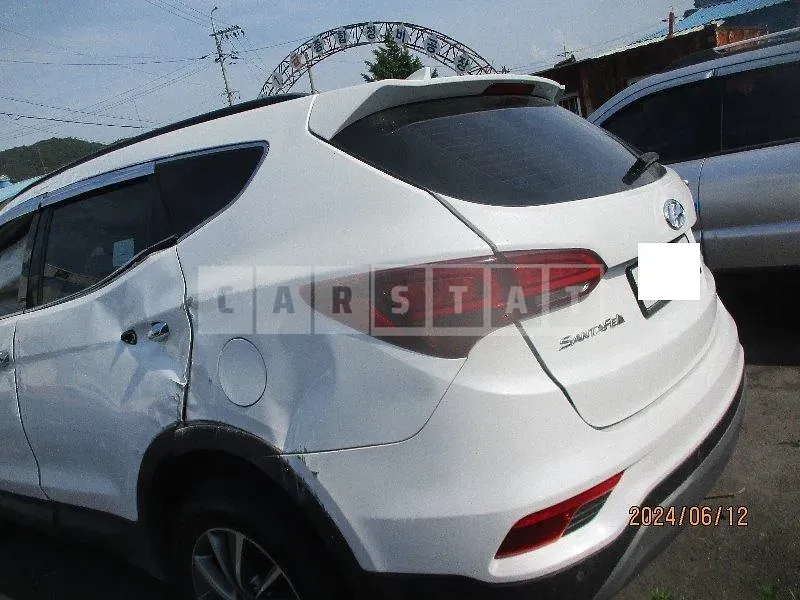 Photo 2 of 10: 2018 Hyundai Santa Fe — Korean insurance auction