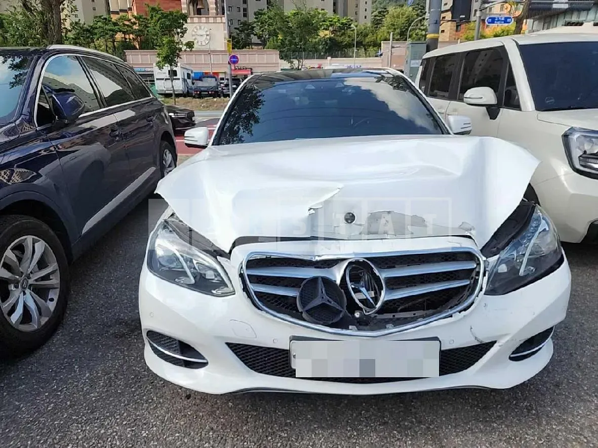 Photo 2 of 12: 2015 Mercedes-Benz E250 BlueTec 4Matic — Korean insurance auction