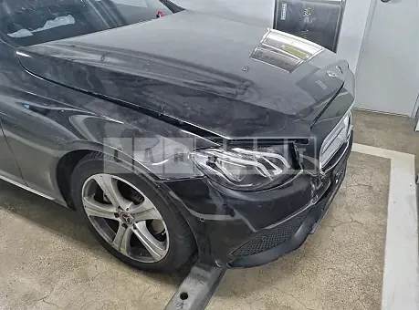 Photo 2 of 15: 2018 Mercedes-Benz E 200, VIN WDDZF4CB0JA447794 — Korean insurance auction
