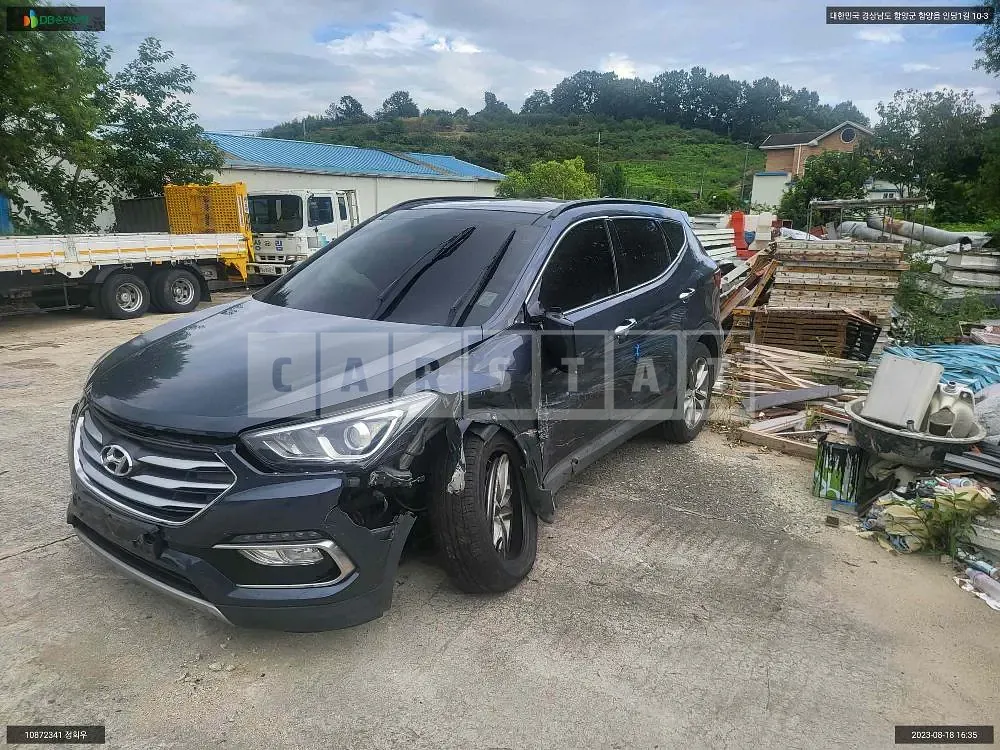 Photo 2 of 11: 2015 Hyundai Santa Fe, VIN KMHSW81UBGU565663 — Korean insurance auction