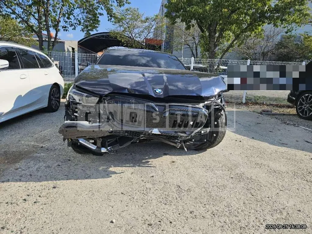 Photo 2 of 12: 2026 BMW 520i — Korean insurance auction