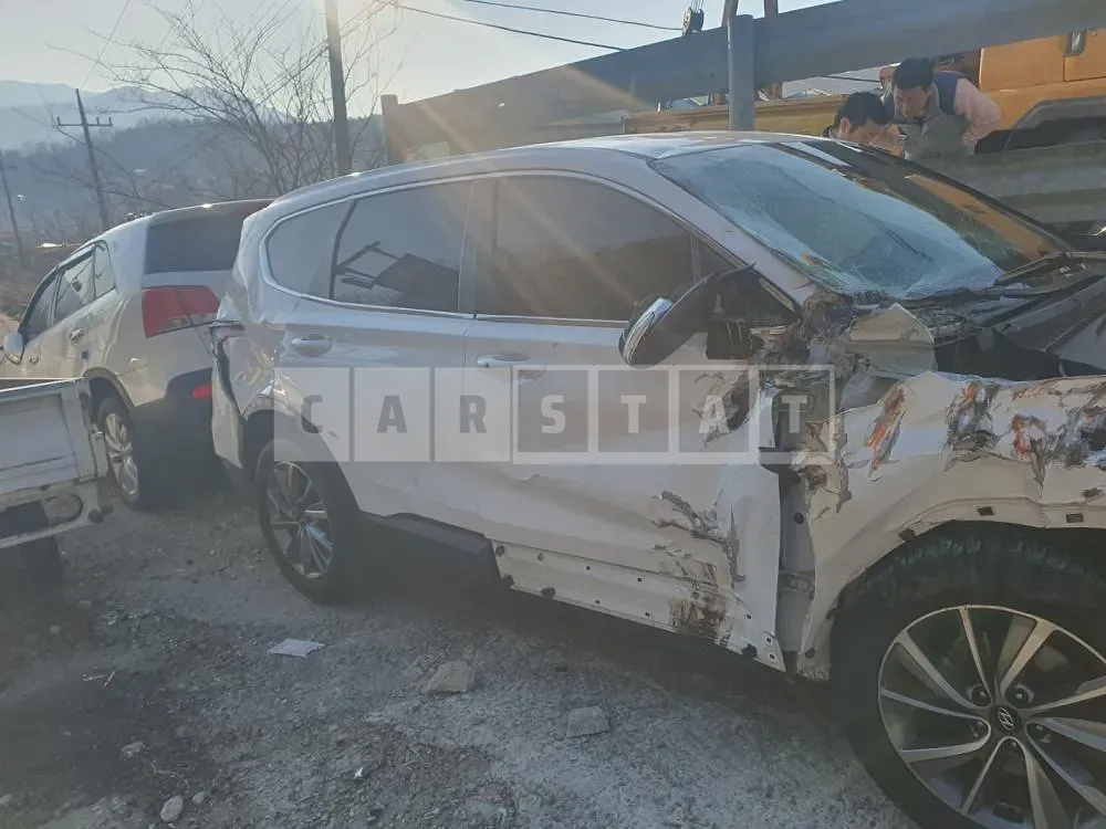 Photo 2 of 8: 2018 Hyundai Santa Fe, VIN KMHS281BBKU008714 — Korean insurance auction