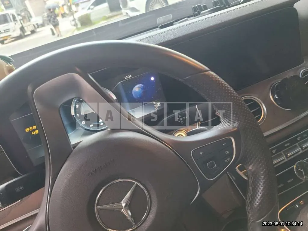 Photo 2 of 16: 2017 Mercedes-Benz E 300 4Matic, VIN WDDZF4KB8HA256412 — Korean insurance auction