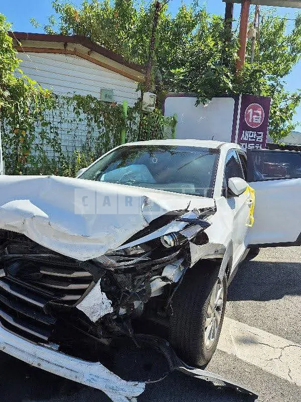 Photo 2 of 12: 2015 Hyundai Tucson, VIN KMHJ2815GGU096834 — Korean insurance auction