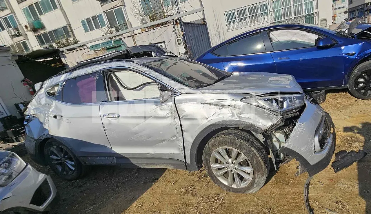 Photo 2 of 16: 2016 Hyundai Santa Fe, VIN KMHSW81UDGU698199 — Korean insurance auction