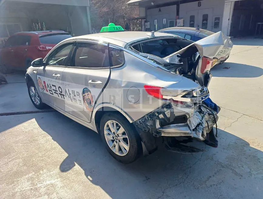 Photo 2 of 6: 2017 Kia K5, VIN KNAGU416BHA152440 — Korean insurance auction