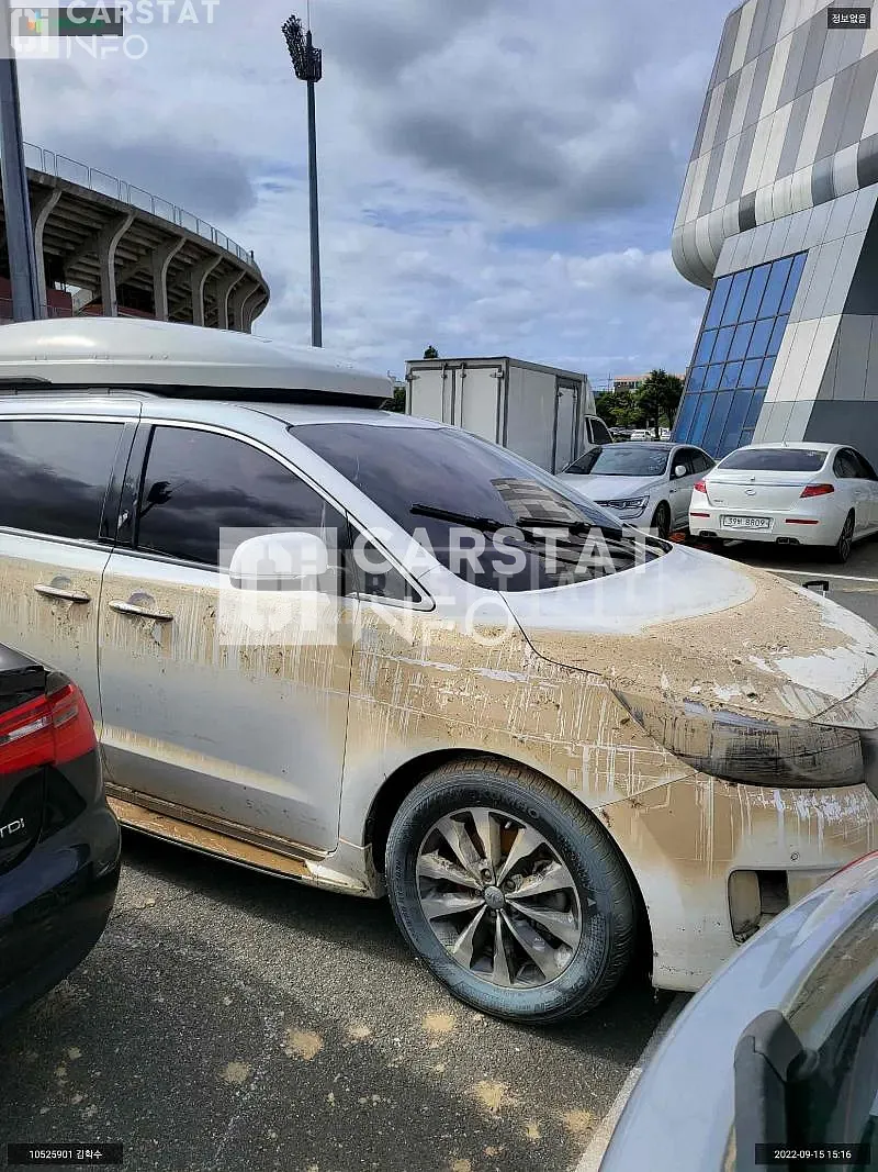 Photo 2 of 7: 2017 Kia Carnival, VIN KNHMF37ABJS370903 — Korean insurance auction