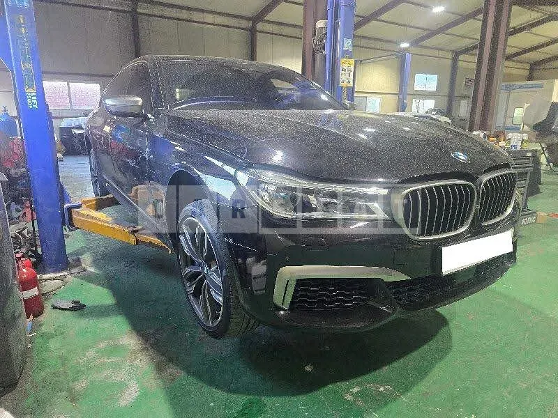 Photo 2 of 33: 2017 BMW M760Li xDrive, VIN WBA7H6109HG987304 — Korean insurance auction