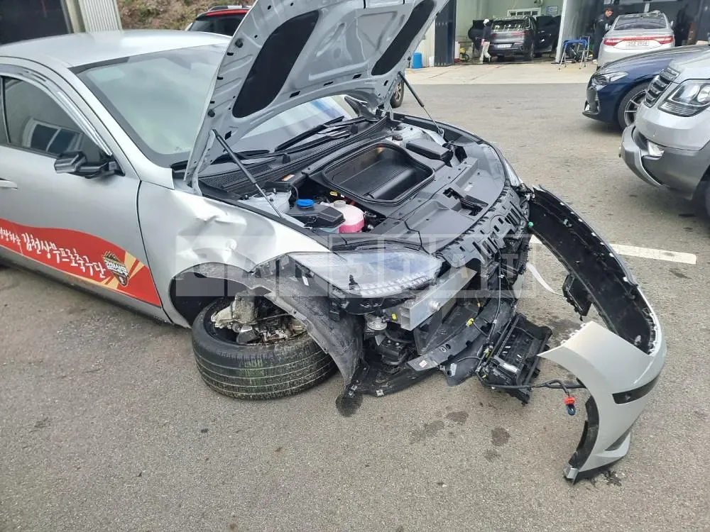 Photo 2 of 13: 2023 Hyundai IONIQ 6, VIN KMHM541CPPA038180 — Korean insurance auction