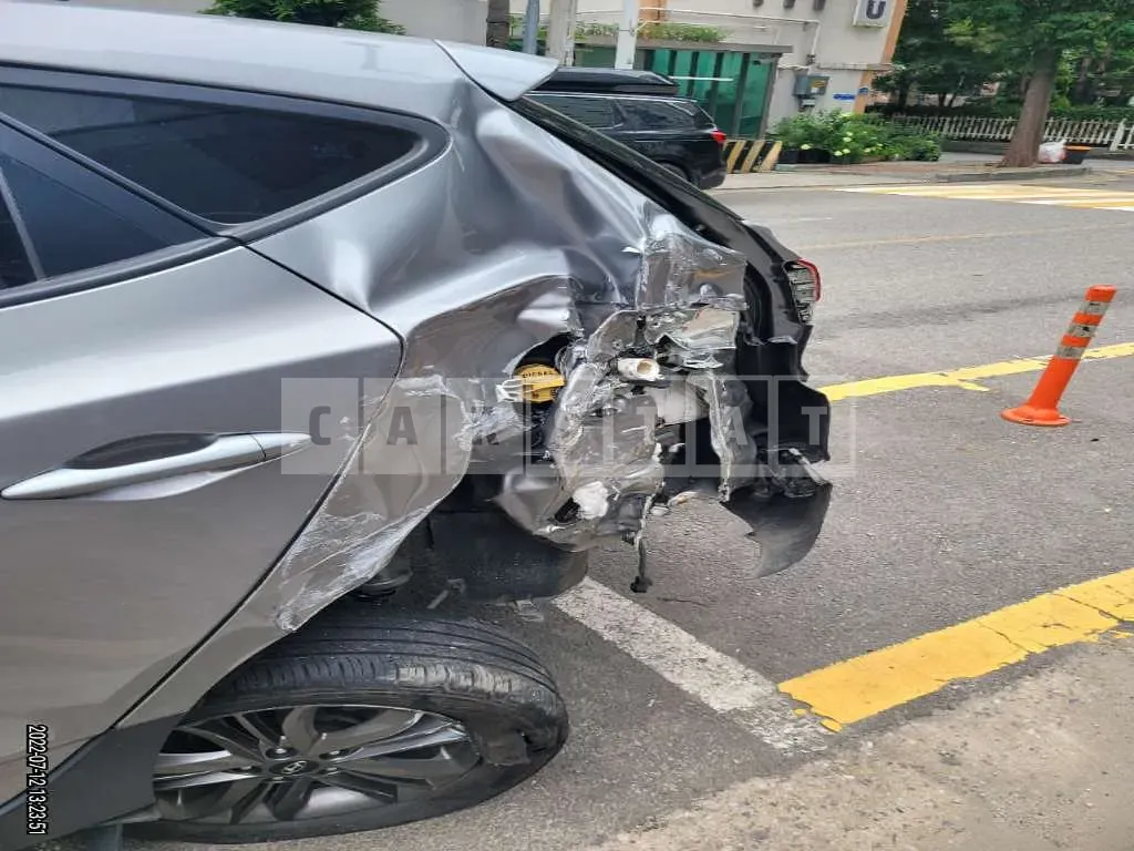 Photo 2 of 14: 2015 Hyundai Tucson, VIN KMHJT81VBFU942786 — Korean insurance auction
