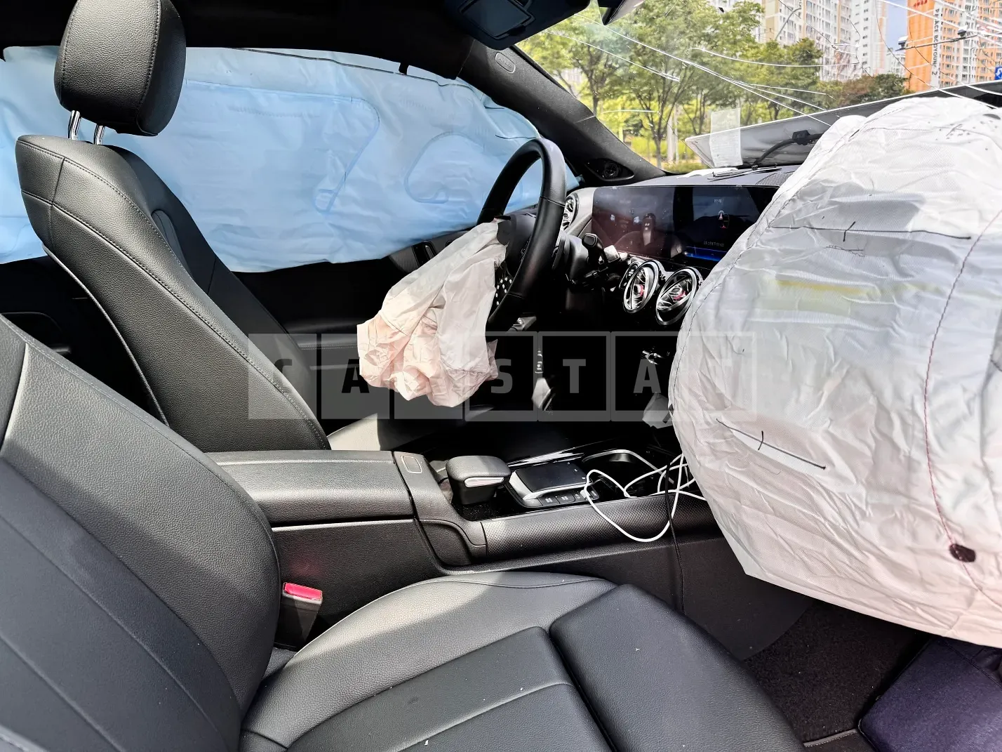 Photo 2 of 4: 2021 Mercedes-Benz GLB200d — Korean insurance auction
