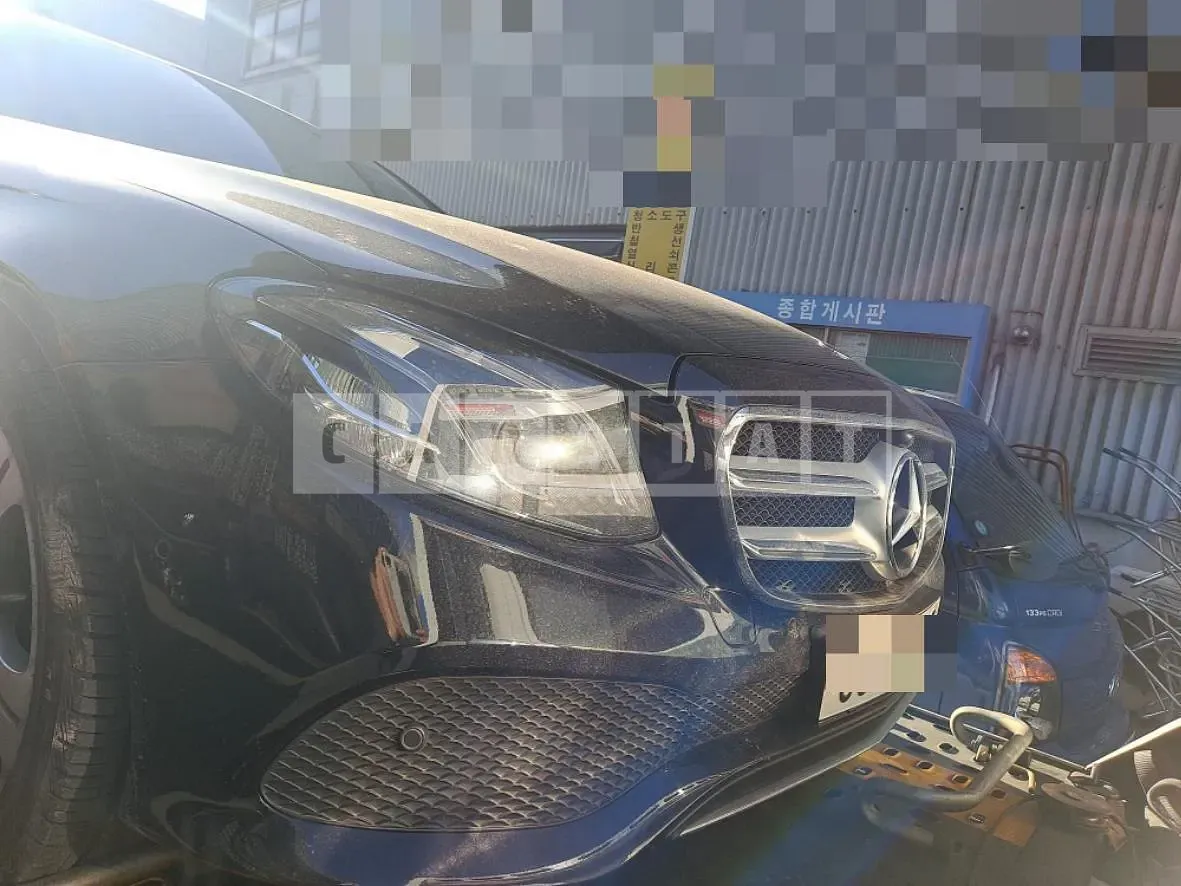 Photo 2 of 30: 2018 Mercedes-Benz E300 4Matic, VIN WDDZF4KB8JA376734 — Korean insurance auction