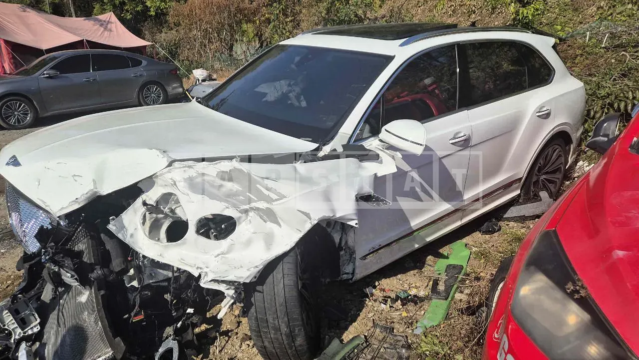 Photo 2 of 23: 2023 Bentley Bentayga V8, VIN SJAAT14V1PC022395 — Korean insurance auction