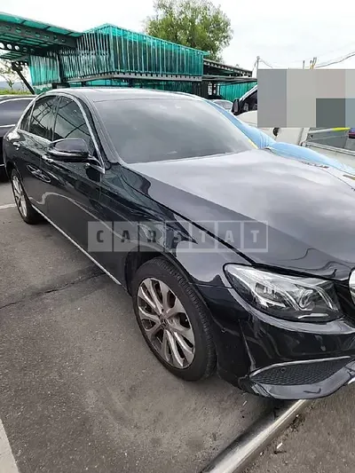 Photo 1 of 19: 2017 Mercedes-Benz E300 4Matic, VIN WDDZF4KB2JA295129 — Korean insurance auction
