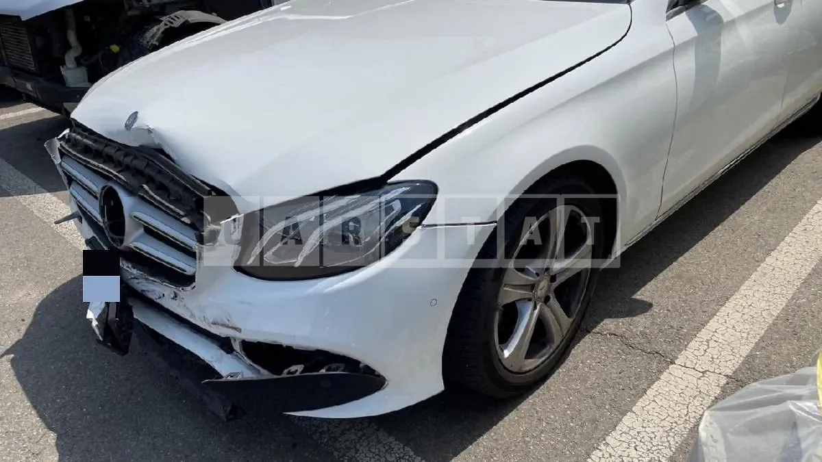 Photo 2 of 30: 2017 Mercedes-Benz E200, VIN WDDZF4CBXHA114853 — Korean insurance auction