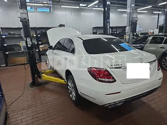 Photo 2 of 15: 2017 Mercedes-Benz E220 d — Korean insurance auction
