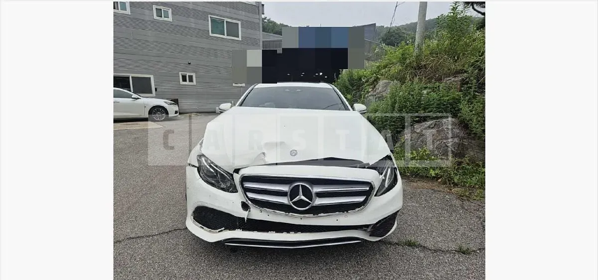 Photo 2 of 11: 2017 Mercedes-Benz E200 — Korean insurance auction