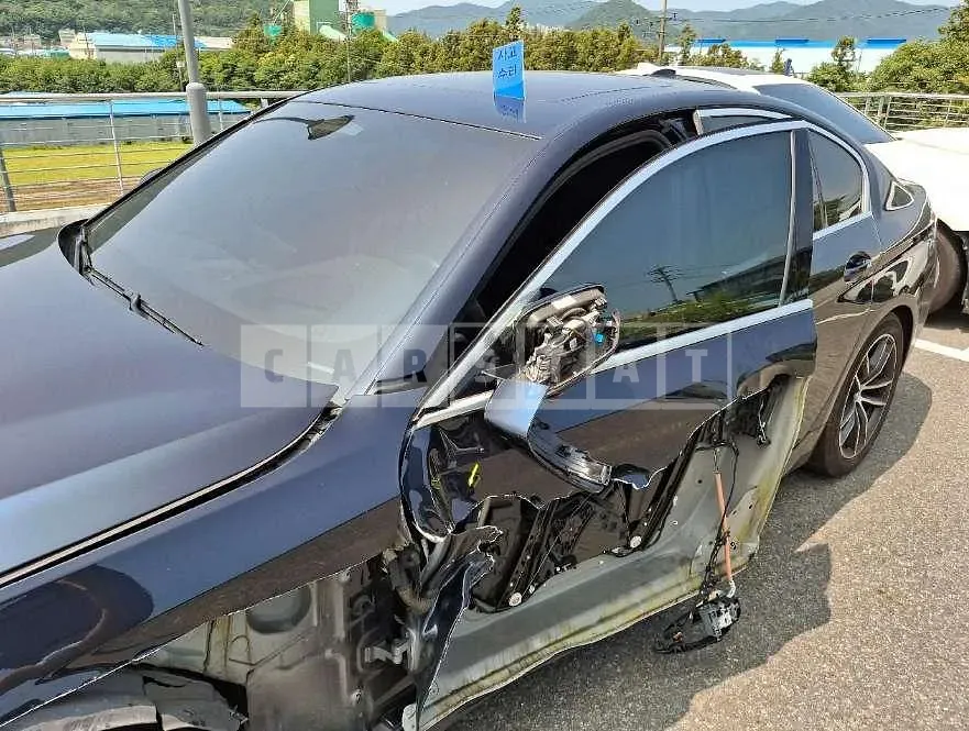 Photo 2 of 45: 2023 BMW 523d xDrive — Korean insurance auction