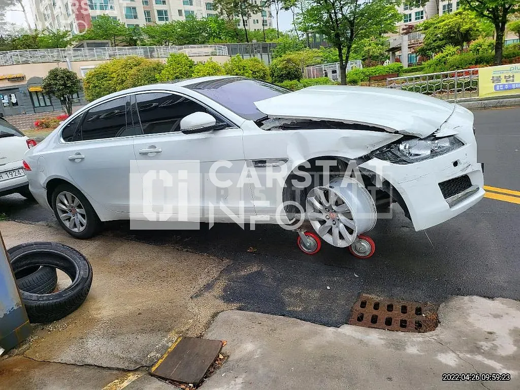 Photo 2 of 10: 2017 Jaguar XF 20d, VIN SAJBA4BN7HCY38737 — Korean insurance auction