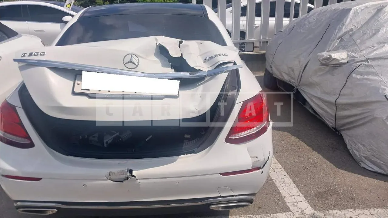 Photo 2 of 20: 2019 Mercedes-Benz E300 4Matic, VIN WDDZF4KB3KA595215 — Korean insurance auction