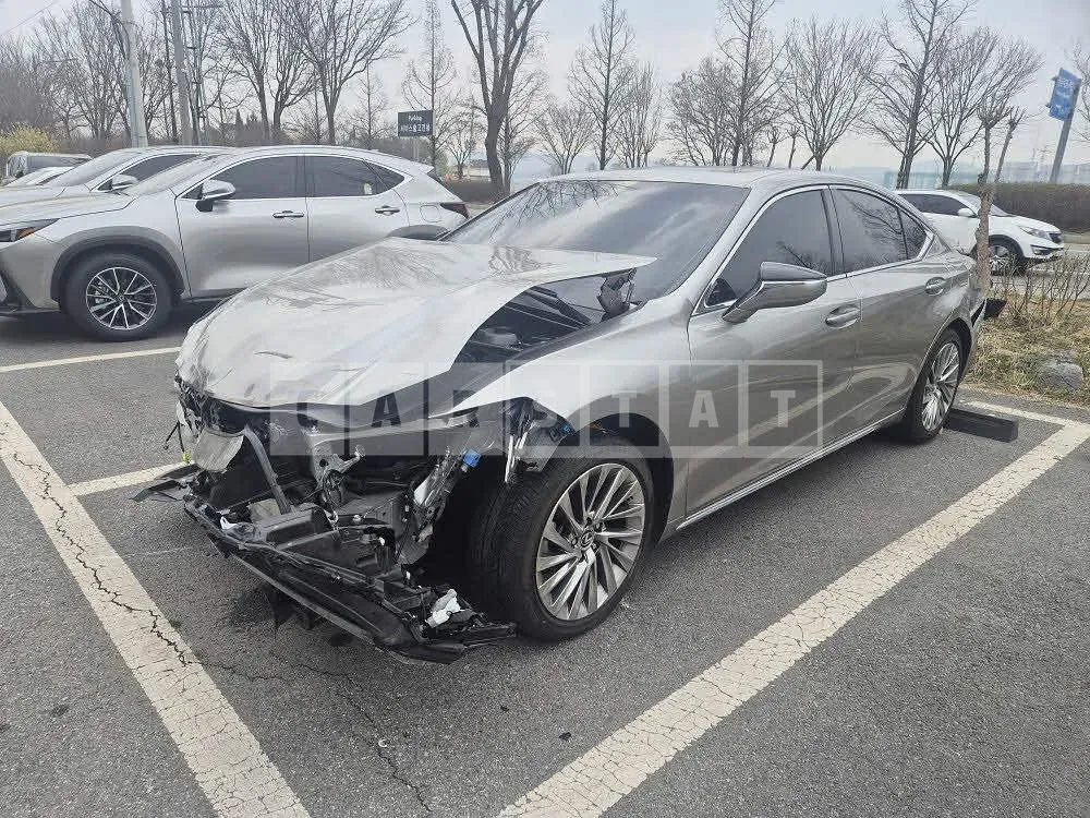 Photo 2 of 72: 2025 Lexus ES300h, VIN JTHBA1C13T2032139 — Korean insurance auction