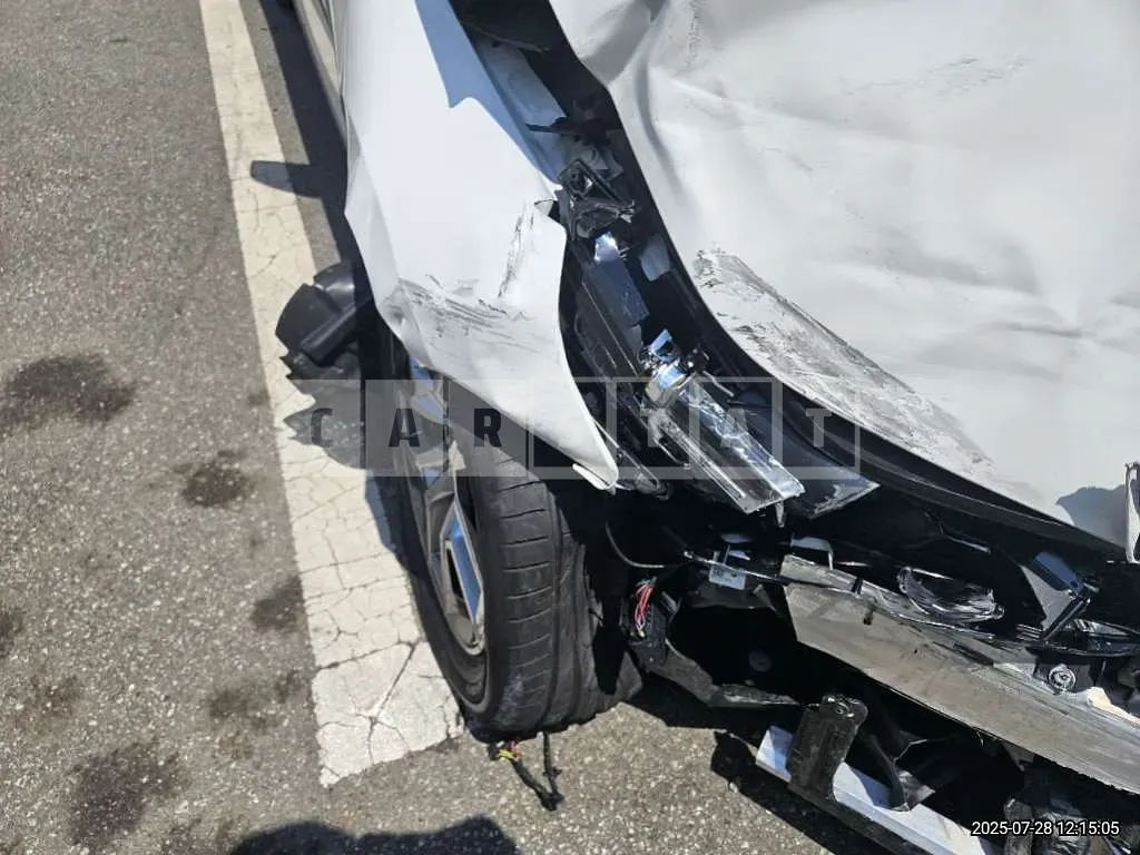 Photo 2 of 18: 2025 BMW 520i — Korean insurance auction