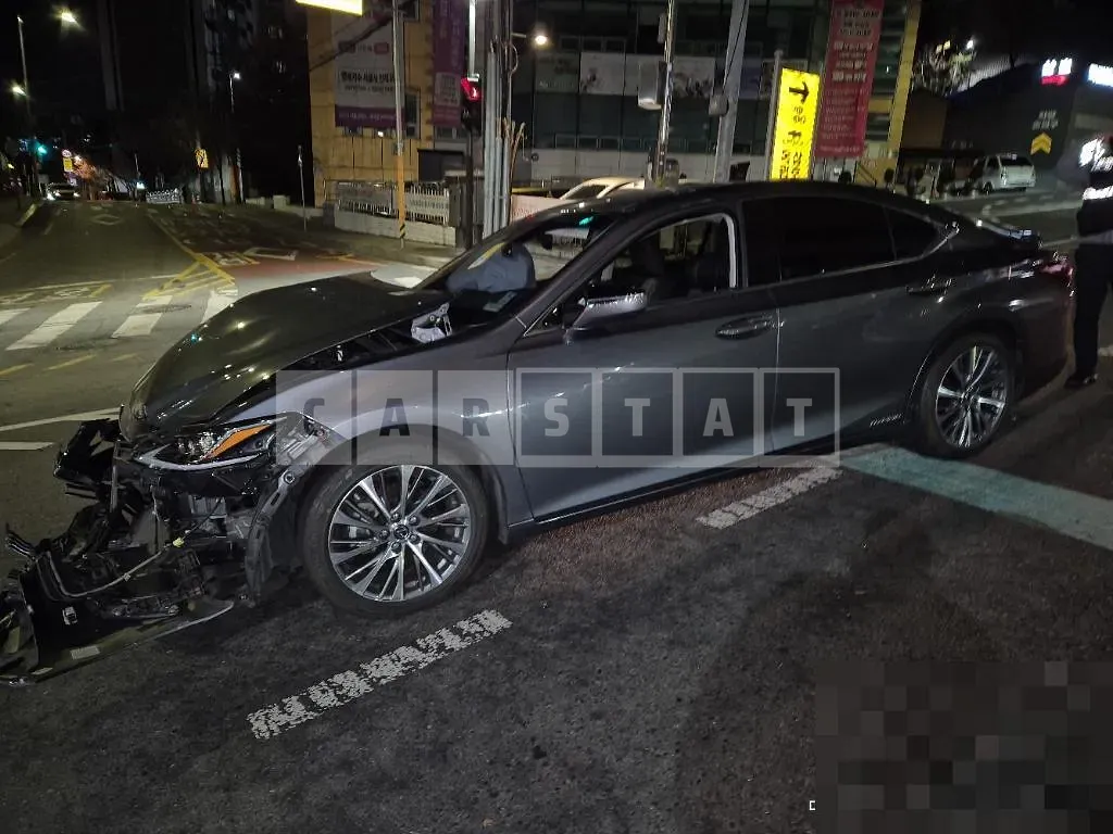 Photo 2 of 18: 2019 Lexus ES300h — Korean insurance auction