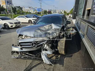Photo 1 of 13: 2020 Mercedes-Benz E250 — Korean insurance auction