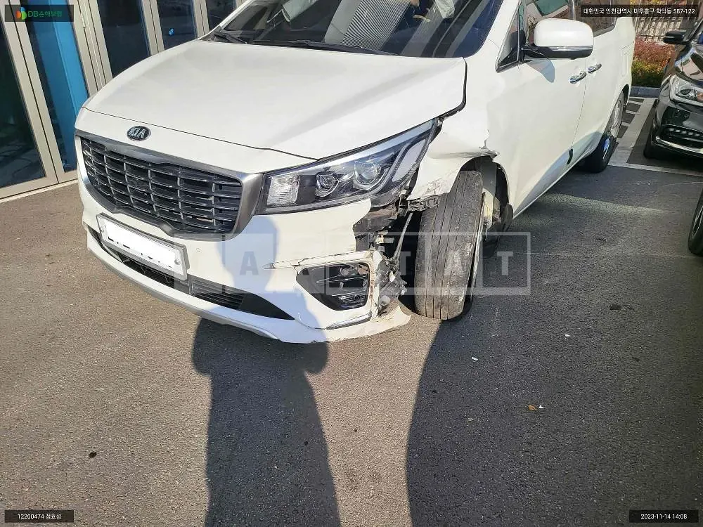 Photo 2 of 19: 2018 Kia Carnival, VIN KNAME81ABKS519952 — Korean insurance auction