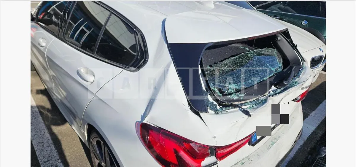 Photo 2 of 18: 2022 BMW 120i — Korean insurance auction