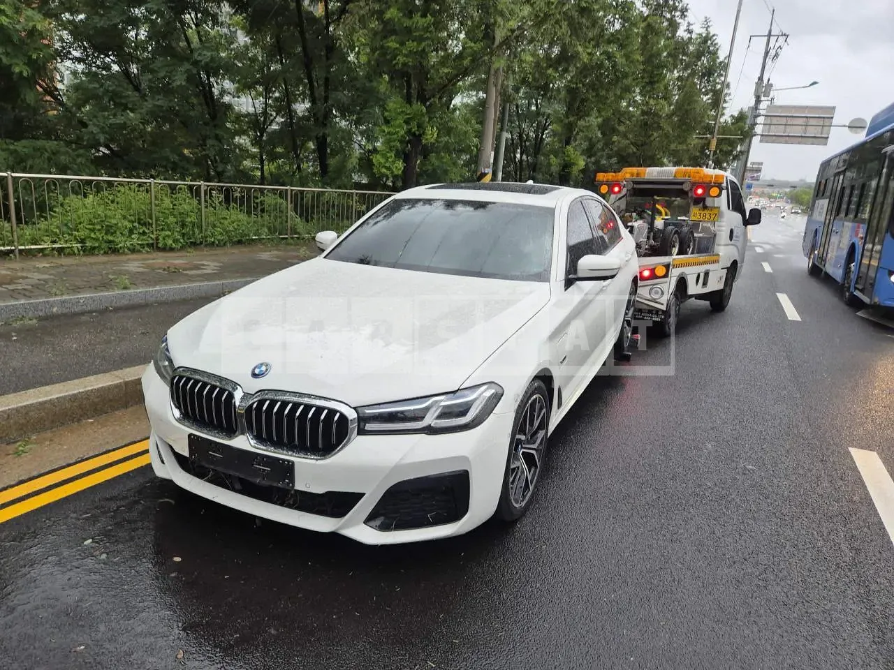 Photo 2 of 19: 2023 BMW 530e, VIN WBA51AG05PCN21655 — Korean insurance auction