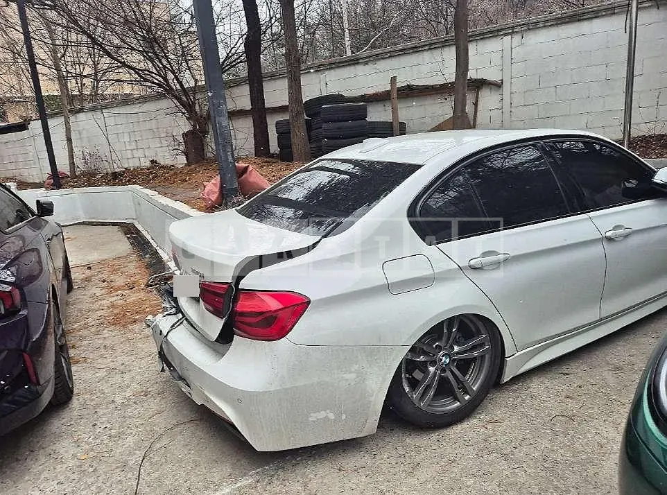 Photo 2 of 9: 2018 BMW 320i — Korean insurance auction