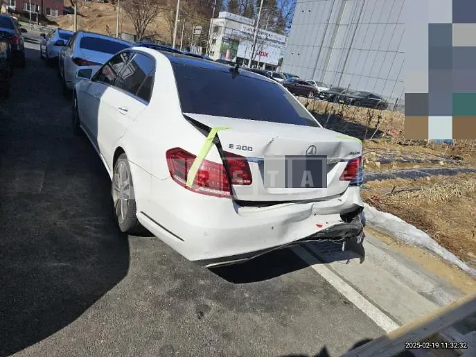 Photo 2 of 21: 2015 Mercedes-Benz E300 4Matic — Korean insurance auction