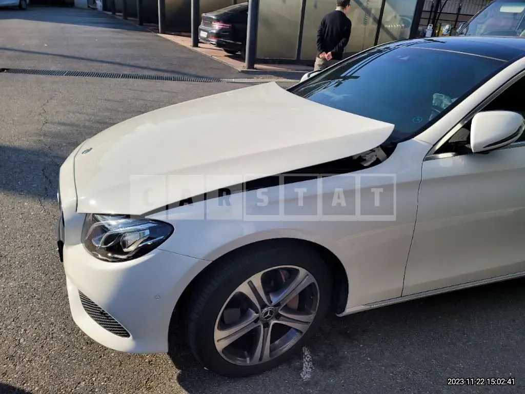 Photo 2 of 19: 2019 Mercedes-Benz E 300, VIN WDDZF4JB4KA685085 — Korean insurance auction